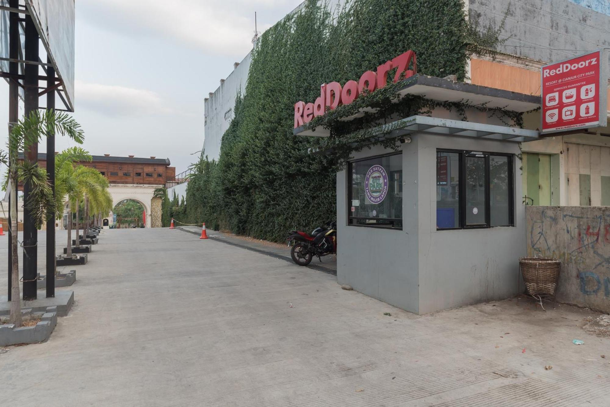 Urbanview Hotel Cianjur City Park By Reddoorz Eksteriør bilde