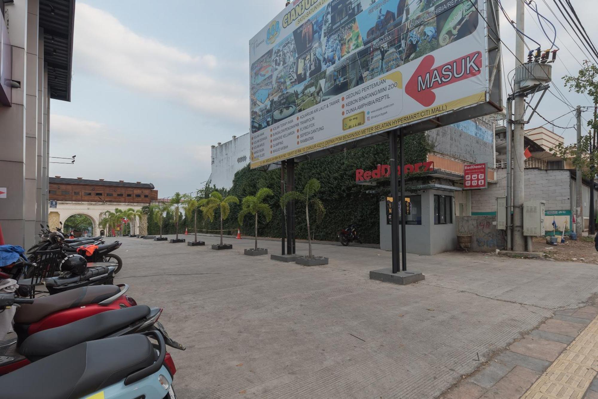 Urbanview Hotel Cianjur City Park By Reddoorz Eksteriør bilde